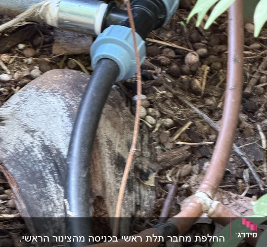 צינורות מים וחיבורי צנרת השקיה בגינה